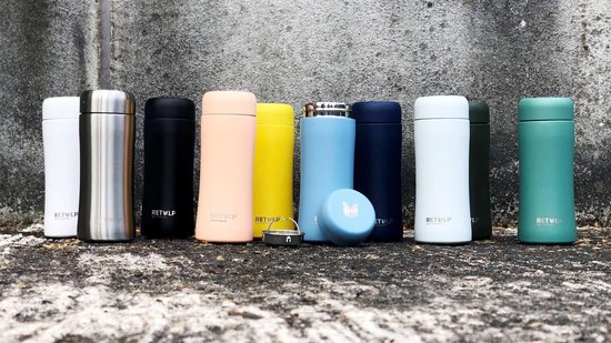 Een rij RETULP tumblers in verschillende kleuren op een grijze ondergrond.