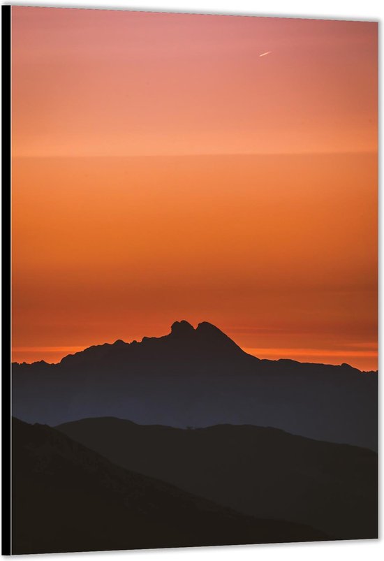 Dibond –Bergen met Oranje Lucht– 80x120cm Foto op Aluminium (Wanddecoratie van metaal)