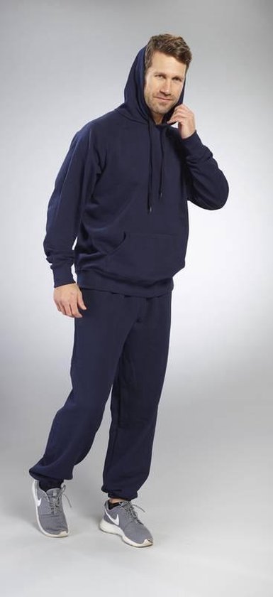 Man draagt een marineblauwe hoodie met capuchon en een marineblauwe joggingbroek.