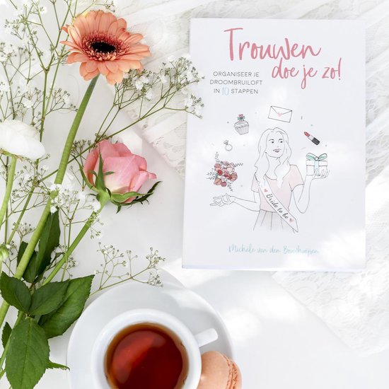 Het boek 'Trouwen doe je zo!' met bloemen en macarons.
