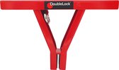 Rood DoubleLock trekhaakslot met hangslot, geïsoleerd op witte achtergrond.