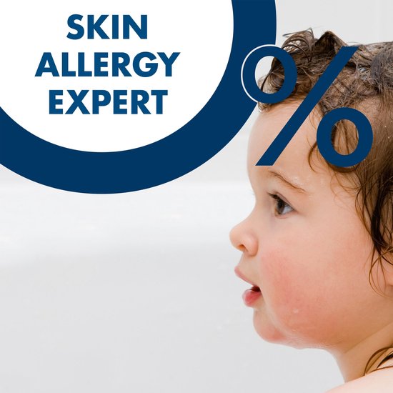 Een baby met nat haar kijkt naar de zijkant. Tekst: SKIN ALLERGY EXPERT.