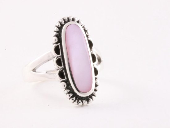 Bewerkte zilveren ring met roze parelmoer - maat 17
