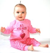 Pyjama - Newborn - Baby - Peuter - Kraamcadeau - All you need is - pink heart - Premium collectie Frogs en Dogs -  maat 86 (12-18 mnd)