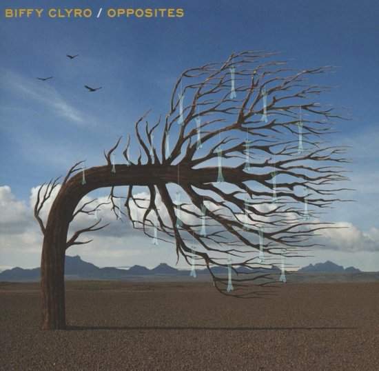 Biffy Clyro / Opposites albumcover met een kale, gebogen boom met lichte blauwe, gevouwen kledingstukken eraan, tegen een heldere blauwe hemel.