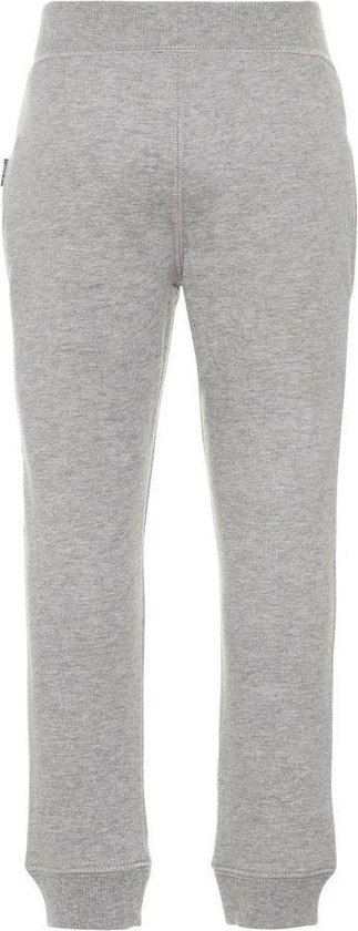 Grijze joggingbroek, van achteren gezien.