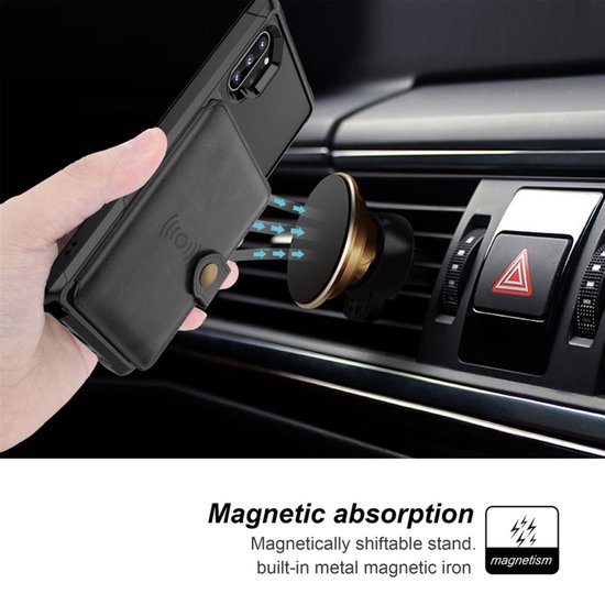 Étui de téléphone noir avec fentes pour cartes, fixé magnétiquement à un support de voiture.