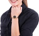 Vrouw met goudkleurig Casio dameshorloge met digitaal display om de pols.