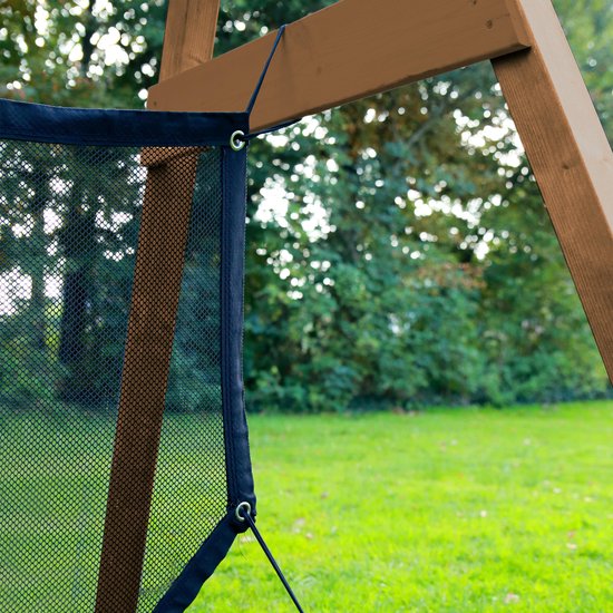 Zwart net met metalen oogjes verbonden met touwtjes aan een bruin houten frame.