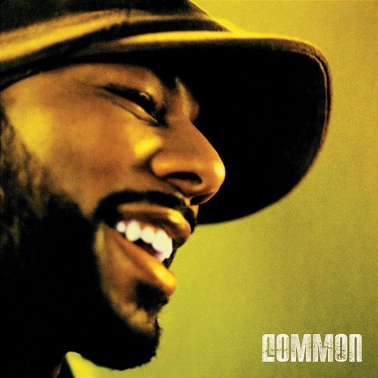Albumcover met close-up van een man met een pet, 'COMMON' in tekst.