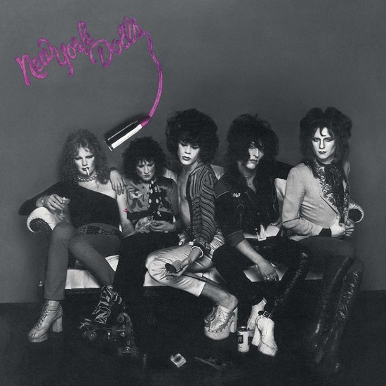 Vijf leden van de New York Dolls zitten op een bankje, met roze tekst 'New York Dolls' erboven.