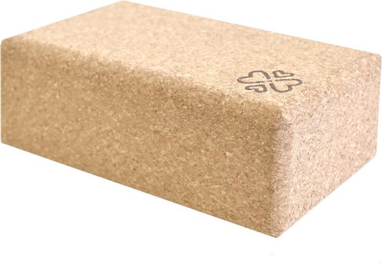 Kurken yogablok met een gestileerd hart-klaverblad logo.