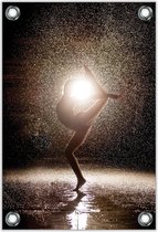 Tuinposter –Danseres in Regen met Groot Licht in Achtergrond– 100x150cm Foto op Tuinposter (wanddecoratie voor buiten en binnen)