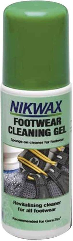 Groene Nikwax Footwear Cleaning Gel fles met afbeelding van schoenen en schuim.