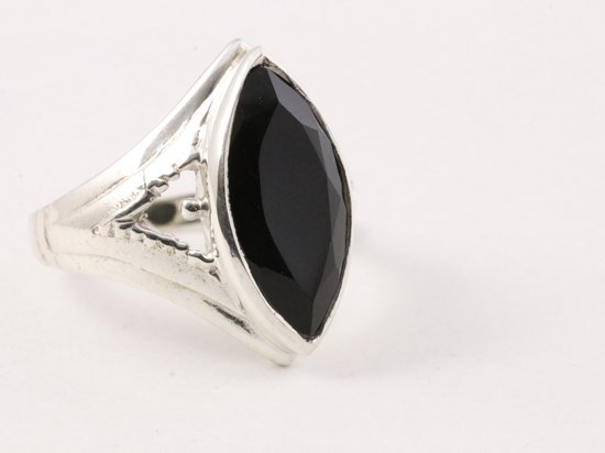 Opengewerkte zilveren ring met onyx - maat 19.5