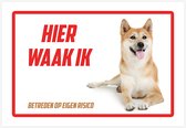 Waakbord/ bord | "Hier waak ik" | 30 x 20 cm | Shiba Inu | Gevaarlijke hond | Waakhond | Hond | Betreden op eigen risico | Polystyreen | Rechthoek | Witte achtergrond | Dikte: 1 mm | 1 stuk