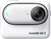 Witte Insta360 GO 3 actiecamera met lens, op zwarte achtergrond.