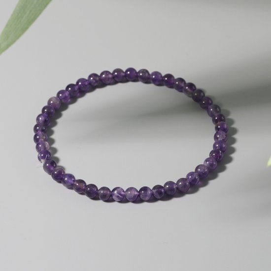 Paarse armband van kleine amethistkralen.