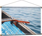 Textielposter - Gitaar in Houten Vissersboot op Zee - 90x60 cm Foto op Textiel