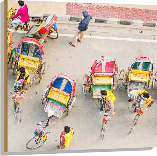 Hout - Bovenaanzicht van Lokale Mensen in Tuktukfietsen - 80x80 cm - 9 mm dik - Foto op Hout (Met Ophangsysteem)