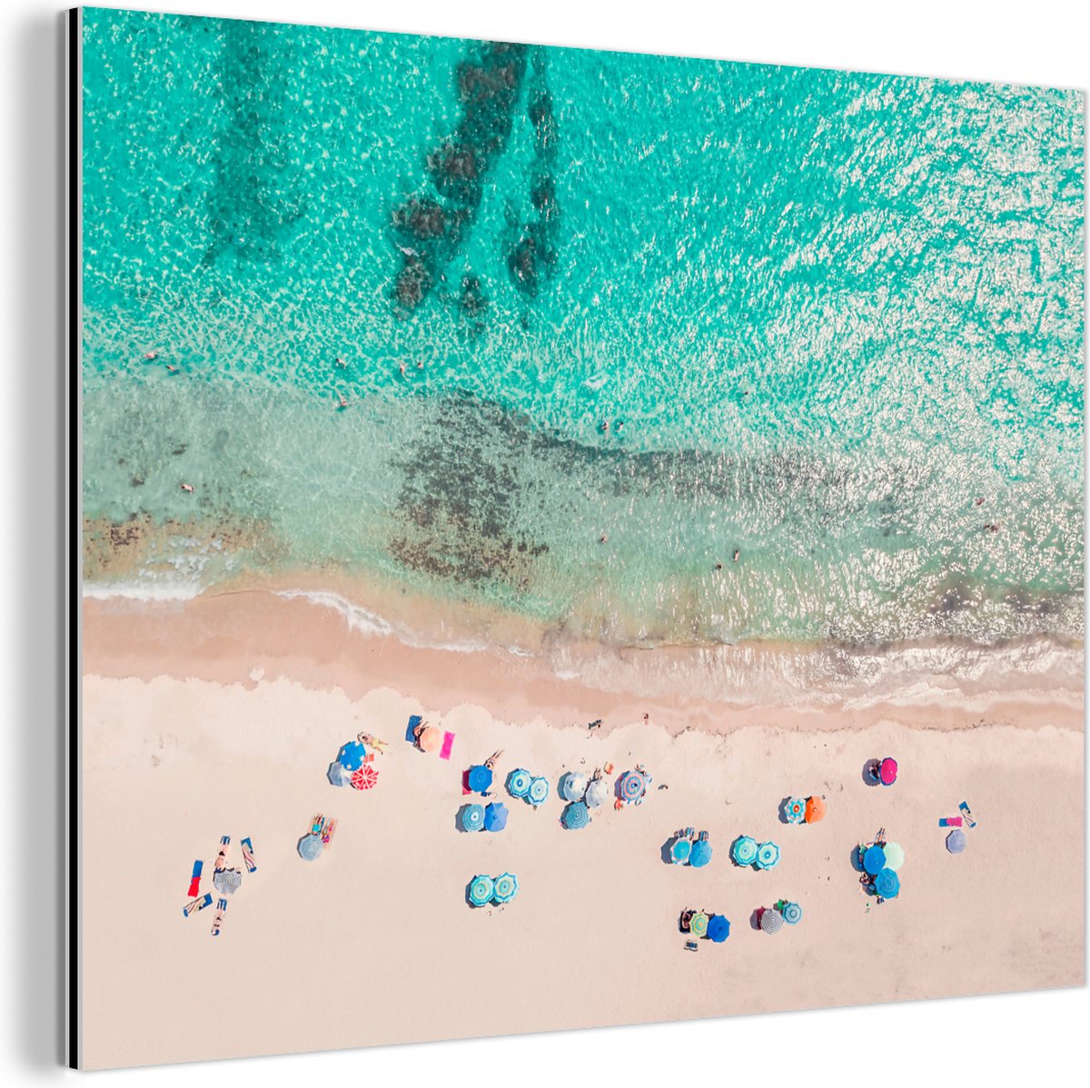 Wanddecoratie Metaal - Aluminium Schilderij Industrieel - Zee - Strand - Zomer - Parasols - Blauw - 80x60 cm - Dibond - Foto op aluminium - Industriële muurdecoratie - Voor de woonkamer/slaapkamer