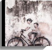 Canvas - Geparkeerde Fiets tegen Muurschildering van Twee Kinderen op een Fiets - 30x30 cm Foto op Canvas Schilderij (Wanddecoratie op Canvas)