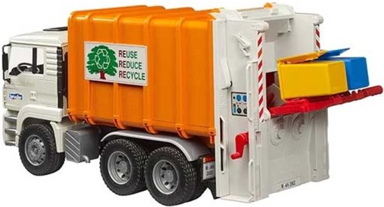 Zijaanzicht van witte vuilniswagen met oranje container. Twee vuilnisbakken (geel, blauw) op de laadklep.