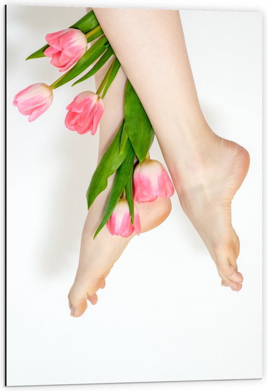 Dibond - Bos Roze Tulpen Tussen Vrouwelijke Benen tegen Witte Achtergrond - 60x90 cm Foto op Aluminium (Wanddecoratie van metaal)