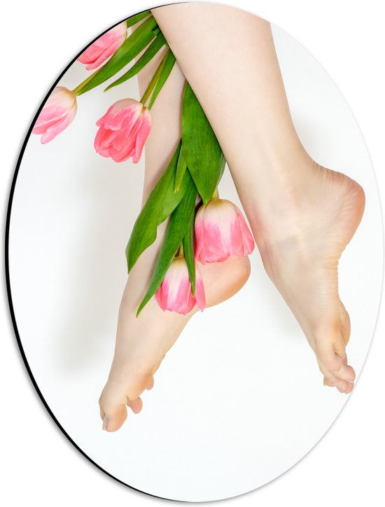 Dibond Ovaal - Bos Roze Tulpen Tussen Vrouwelijke Benen tegen Witte Achtergrond - 30x40 cm Foto op Ovaal (Met Ophangsysteem)