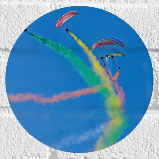 Muursticker Cirkel - Vliegshow van Paragliders met Kleurrijke Rook - 20x20 cm Foto op Muursticker