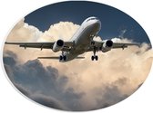 PVC Schuimplaat Ovaal - Wit Passagiersvliegtuig Vliegend vanuit Dicht Wolkendek - 28x21 cm Foto op Ovaal (Met Ophangsysteem)
