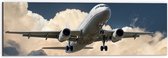 Dibond - Wit Passagiersvliegtuig Vliegend vanuit Dicht Wolkendek - 60x20 cm Foto op Aluminium (Met Ophangsysteem)