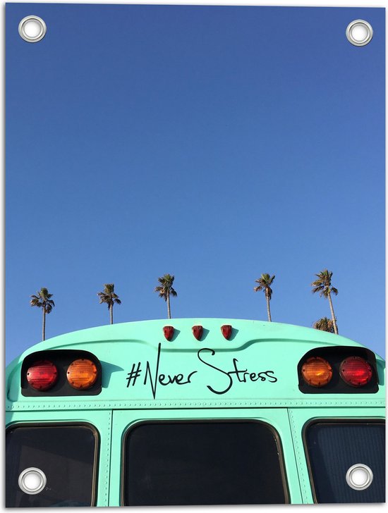 Tuinposter – Blauwe Schoolbus met #Never Stress Geparkeerd voor Rij Palmbomen - 30x40 cm Foto op Tuinposter (wanddecoratie voor buiten en binnen)