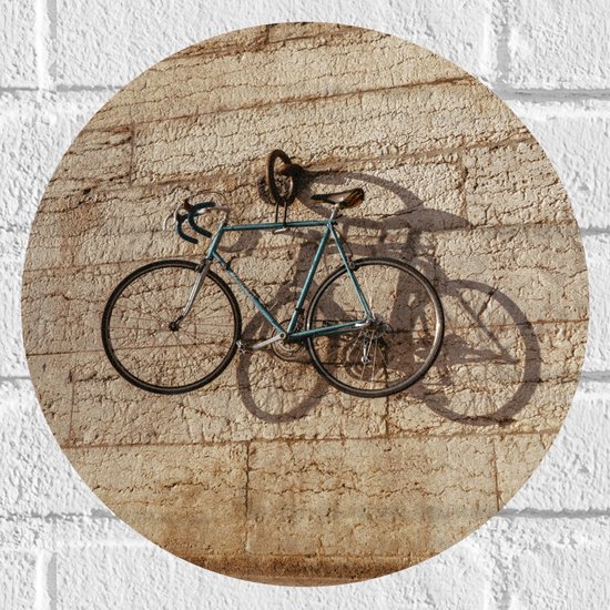 Muursticker Cirkel - Blauwe Wielrenfiets Hangend aan Stenen Muur - 30x30 cm Foto op Muursticker