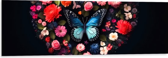 Dibond - Hart van Blauwe Vlinder en Verschillende Bloemen op Zwarte Achtergrond - 120x40 cm Foto op Aluminium (Wanddecoratie van metaal)