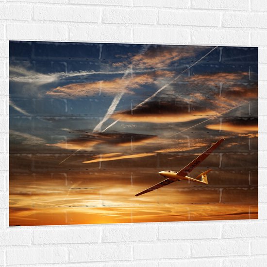 Muursticker - Wit Zweefvliegtuig Vliegend tijdens Zonsondergang - 100x75 cm Foto op Muursticker