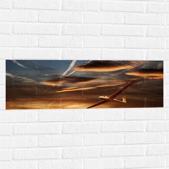 Muursticker - Wit Zweefvliegtuig Vliegend tijdens Zonsondergang - 90x30 cm Foto op Muursticker