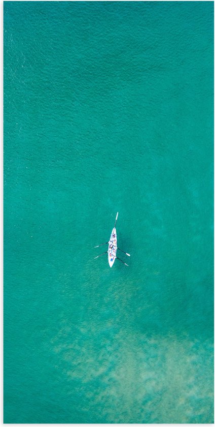 Poster (Mat) - Bovenaanzicht van Sporters in Kano op Felblauwe Oceaan - 50x100 cm Foto op Posterpapier met een Matte look
