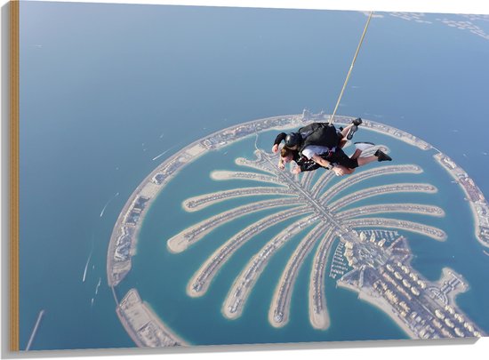 Hout - Parachutespringer boven de Palm van Dubai - 100x75 cm - 9 mm dik - Foto op Hout (Met Ophangsysteem)