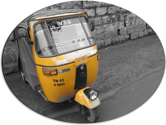 Dibond Ovaal - (Deels) Gele Tuktuk Geparkeerd op Stoep (Zwart- wit) - 56x42 cm Foto op Ovaal (Met Ophangsysteem)