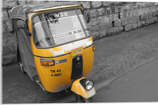 Acrylglas - (Deels) Gele Tuktuk Geparkeerd op Stoep (Zwart- wit) - 60x40 cm Foto op Acrylglas (Met Ophangsysteem)