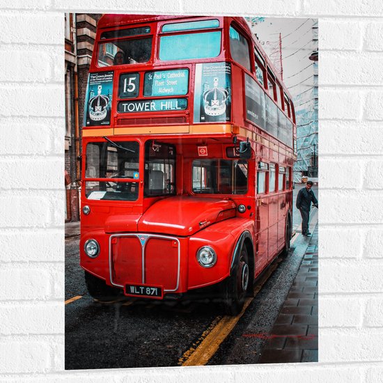Muursticker - Traditionele Rode Toeristenbus door de Straten van Londen - 50x75 cm Foto op Muursticker