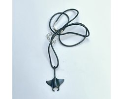 GoedeDoelen.Shop | Veterketting Black Manta | Manta Ketting | Manta Rog Hanger | Imitatieleren Veterketing | Save The Ocean | Statement Ketting | Vriendschapsketting | Scuba Ketting | Kettinglengte 60+5 CM | Beach Look | Surf Look | Wellness-House |