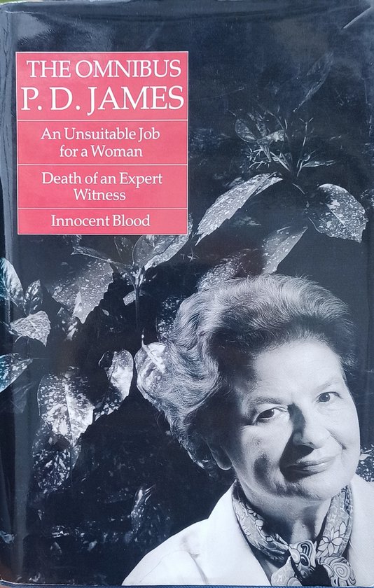 Boekomslag met de titel 'THE OMNIBUS P. D. JAMES' en een portret van P. D. James op de voorgrond met planten op de achtergrond.