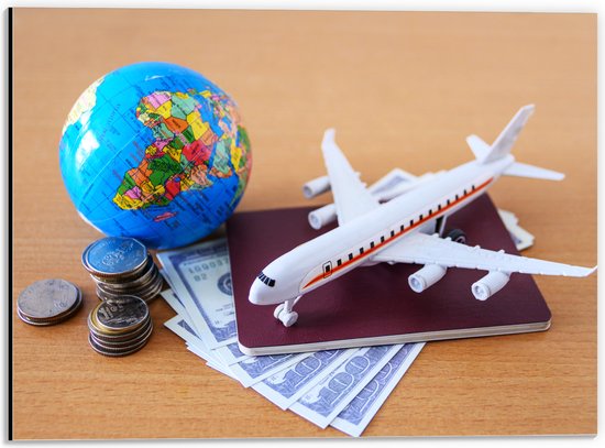 Dibond - Wereldbol met Miniatuur Vliegtuig, Paspoort en Buitenlandse Valuta - 40x30 cm Foto op Aluminium (Wanddecoratie van metaal)