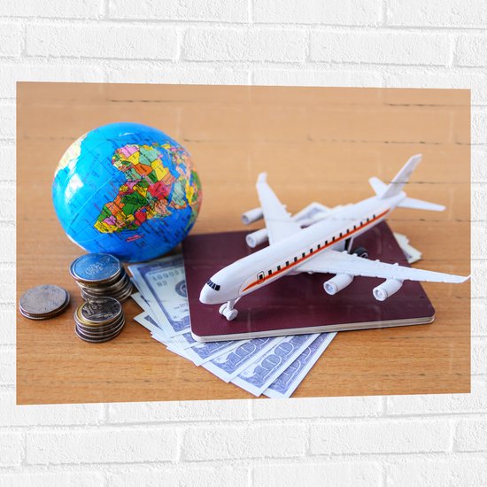 Muursticker - Wereldbol met Miniatuur Vliegtuig, Paspoort en Buitenlandse Valuta - 80x60 cm Foto op Muursticker