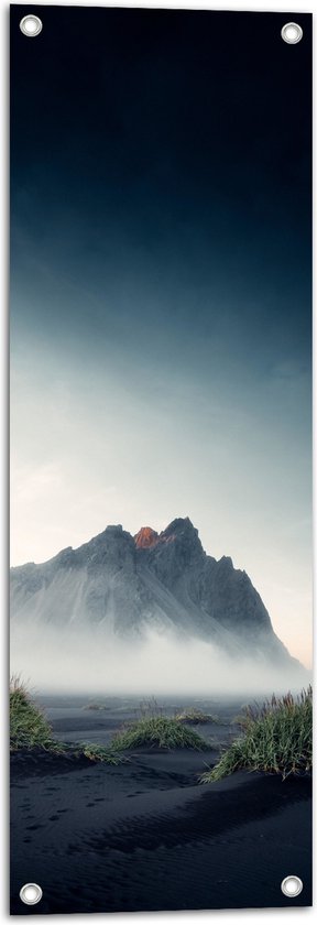 Tuinposter – Landschap - Berg - Steen - Gras - Mist - Donker - 30x90 cm Foto op Tuinposter (wanddecoratie voor buiten en binnen)