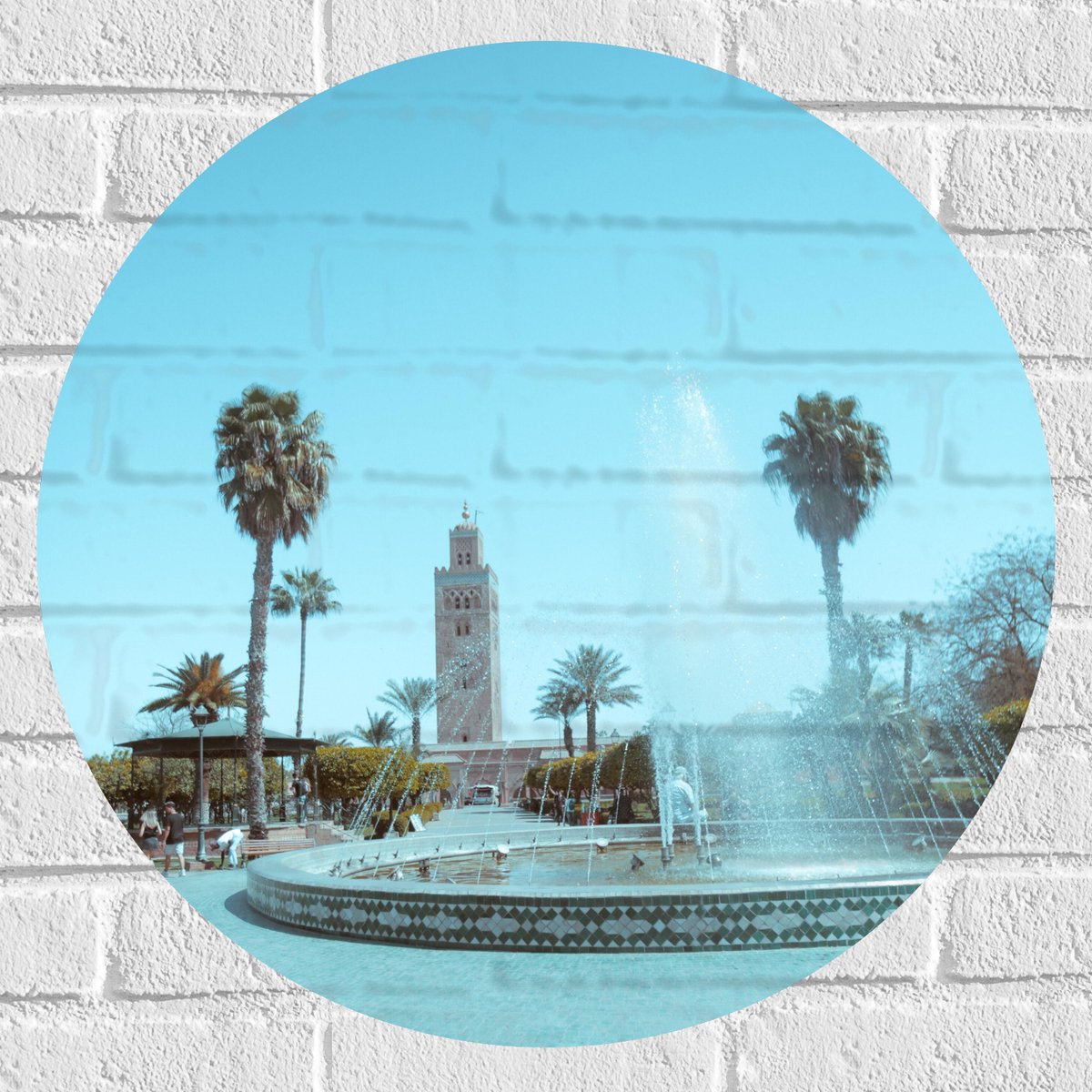 Muursticker Cirkel - Gebouw - Fontein - Water - Bomen - Palmbomen - Mensen - 60x60 cm Foto