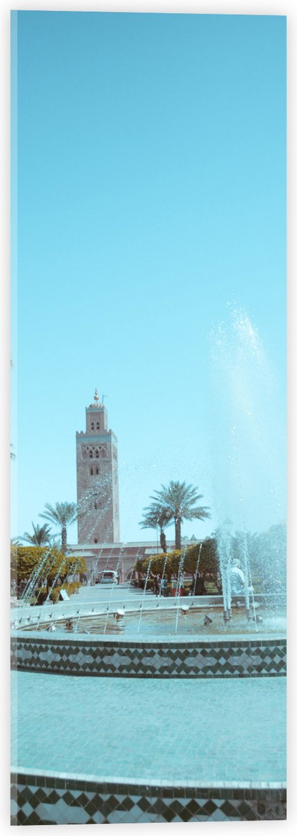 Acrylglas - Gebouw - Fontein - Water - Bomen - Palmbomen - Mensen - 20x60 cm Foto op Acryl