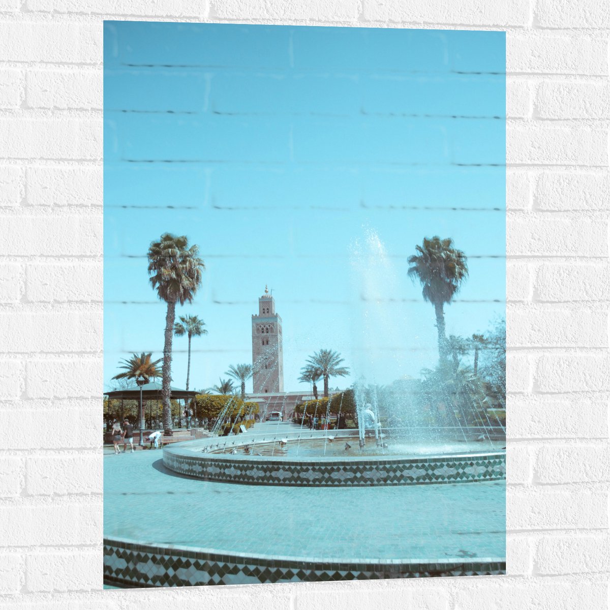 Muursticker - Gebouw - Fontein - Water - Bomen - Palmbomen - Mensen - 60x90 cm Foto op Muu